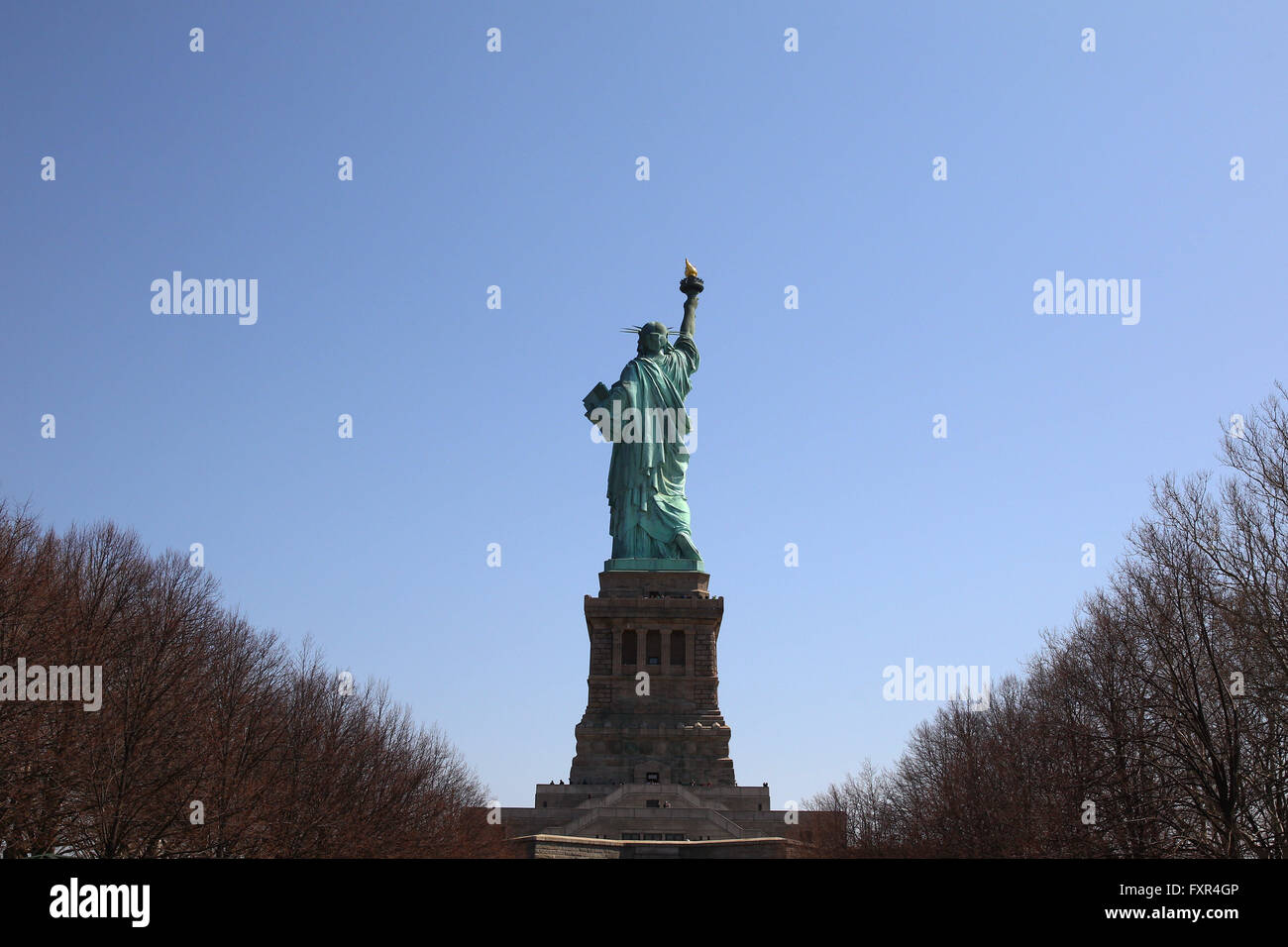 New York, USA. 11. April 2016. Freiheitsstatue in New York City ein wichtiges touristisches Wahrzeichen im Big Apple. Die New Yorker Freiheitsstatue oder die Freiheit erleuchtet die Welt ist eine kolossale neoklassische Skulptur auf Liberty Island. Die Kupfer-Statue, entworfen von Frédéric Auguste Bartholdi, französischer Bildhauer, wurde von Gustave Eiffel gebaut und geweiht am 28. Oktober 1886. Es war ein Geschenk an die Vereinigten Staaten von den Franzosen. © Anna Sergeeva/ZUMA Draht/Alamy Live-Nachrichten Stockfoto