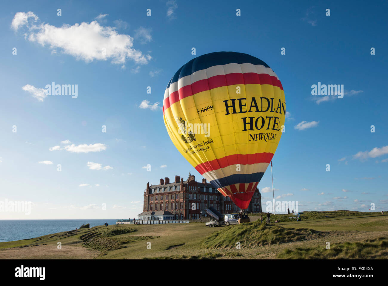 Headland Hotel, Newquay, Cornwall, 17. April 2016.   Ein bunter Heißluftballon bereitet, in den Himmel über dem Headland Hotel in Newquay, Cornwall zu nehmen.  Fotograf;  Gordon Scammell/Alamy Live-Nachrichten Stockfoto