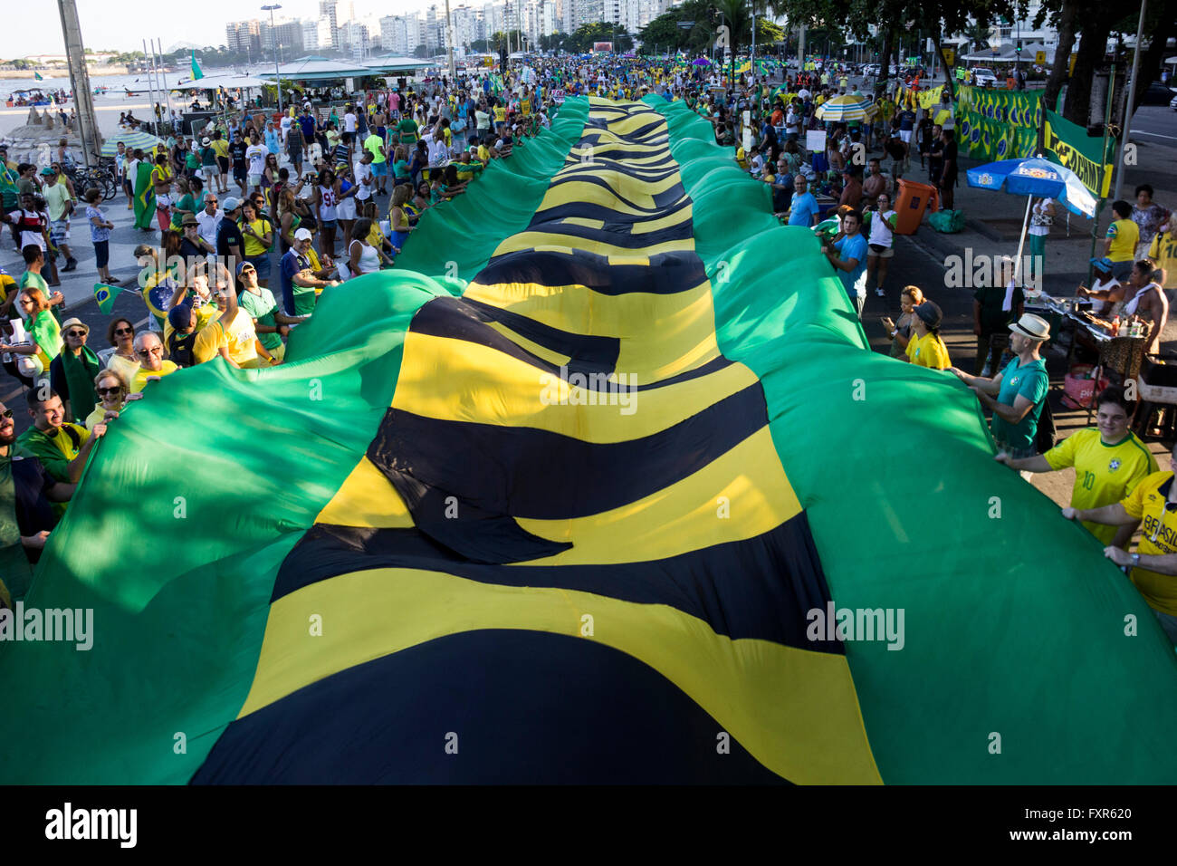 Rio De Janeiro, Brasilien, 17. April 2016: Tausende Demonstranten protestieren zu Gunsten der Amtsenthebung von Rousseff in Copacabana. Dieser Tag ist von Abgeordneten zu öffnen das Amtsenthebungsverfahren um Präsidentin Dilma Rousseff verdrängen abgestimmt wird auf. Bildnachweis: Luiz Souza/Alamy Live-Nachrichten Stockfoto