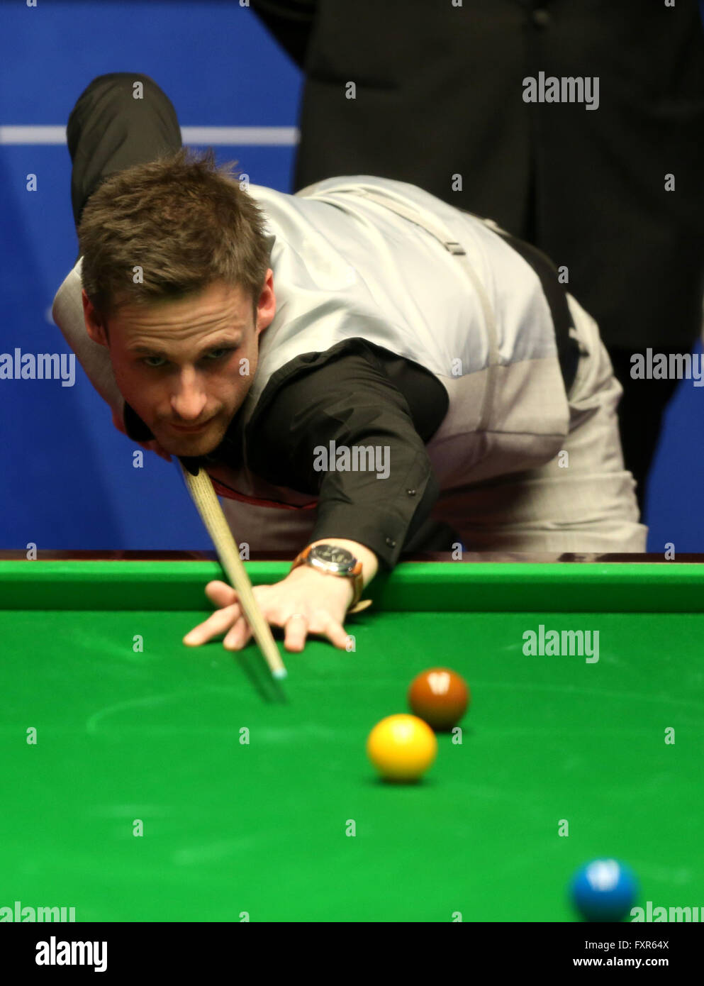 Sheffield, Großbritannien. 17. April 2016. David Gilbert von England konkurriert in der ersten Vorrundenspiel gegen Ronnie O'Sullivan von England an die Snooker World Championship 2016 in Sheffield, England, am 17. April 2016. © Han Yan/Xinhua/Alamy Live-Nachrichten Stockfoto