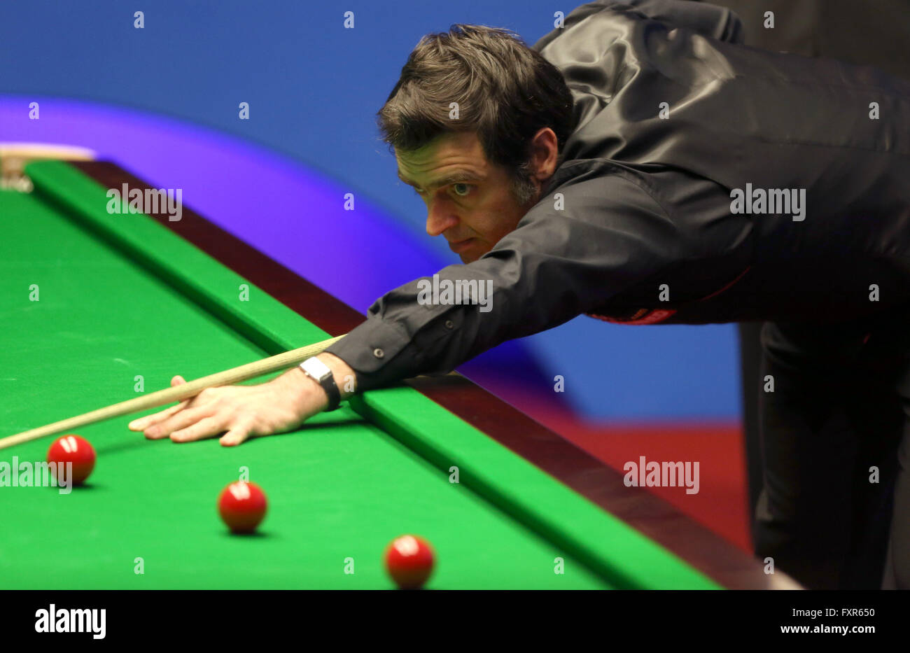 Sheffield, Großbritannien. 17. April 2016. Ronnie O'Sullivan von England konkurriert in der ersten Vorrundenspiel gegen David Gilbert von England an die Snooker World Championship 2016 in Sheffield, England, am 17. April 2016. © Han Yan/Xinhua/Alamy Live-Nachrichten Stockfoto