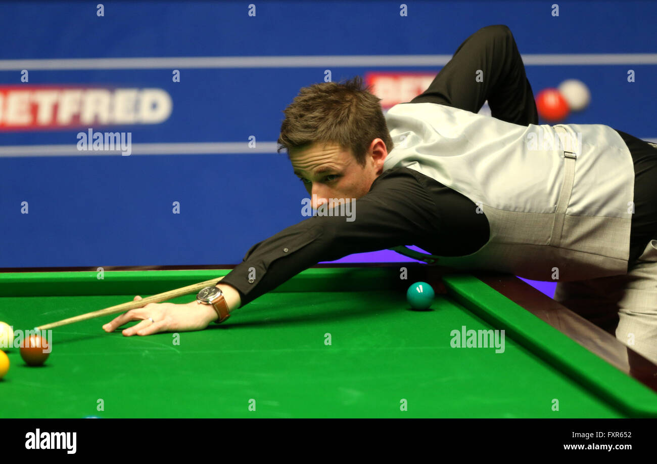 Sheffield, Großbritannien. 17. April 2016. David Gilbert von England konkurriert in der ersten Vorrundenspiel gegen Ronnie O'Sullivan von England an die Snooker World Championship 2016 in Sheffield, England, am 17. April 2016. © Han Yan/Xinhua/Alamy Live-Nachrichten Stockfoto
