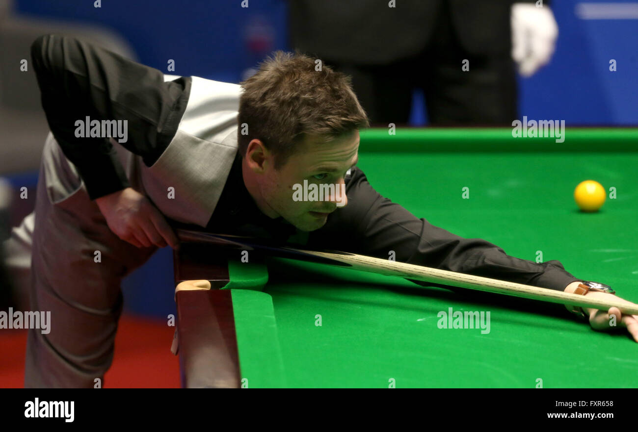 Sheffield, Großbritannien. 17. April 2016. David Gilbert von England konkurriert in der ersten Vorrundenspiel gegen Ronnie O'Sullivan von England an die Snooker World Championship 2016 in Sheffield, England, am 17. April 2016. © Han Yan/Xinhua/Alamy Live-Nachrichten Stockfoto