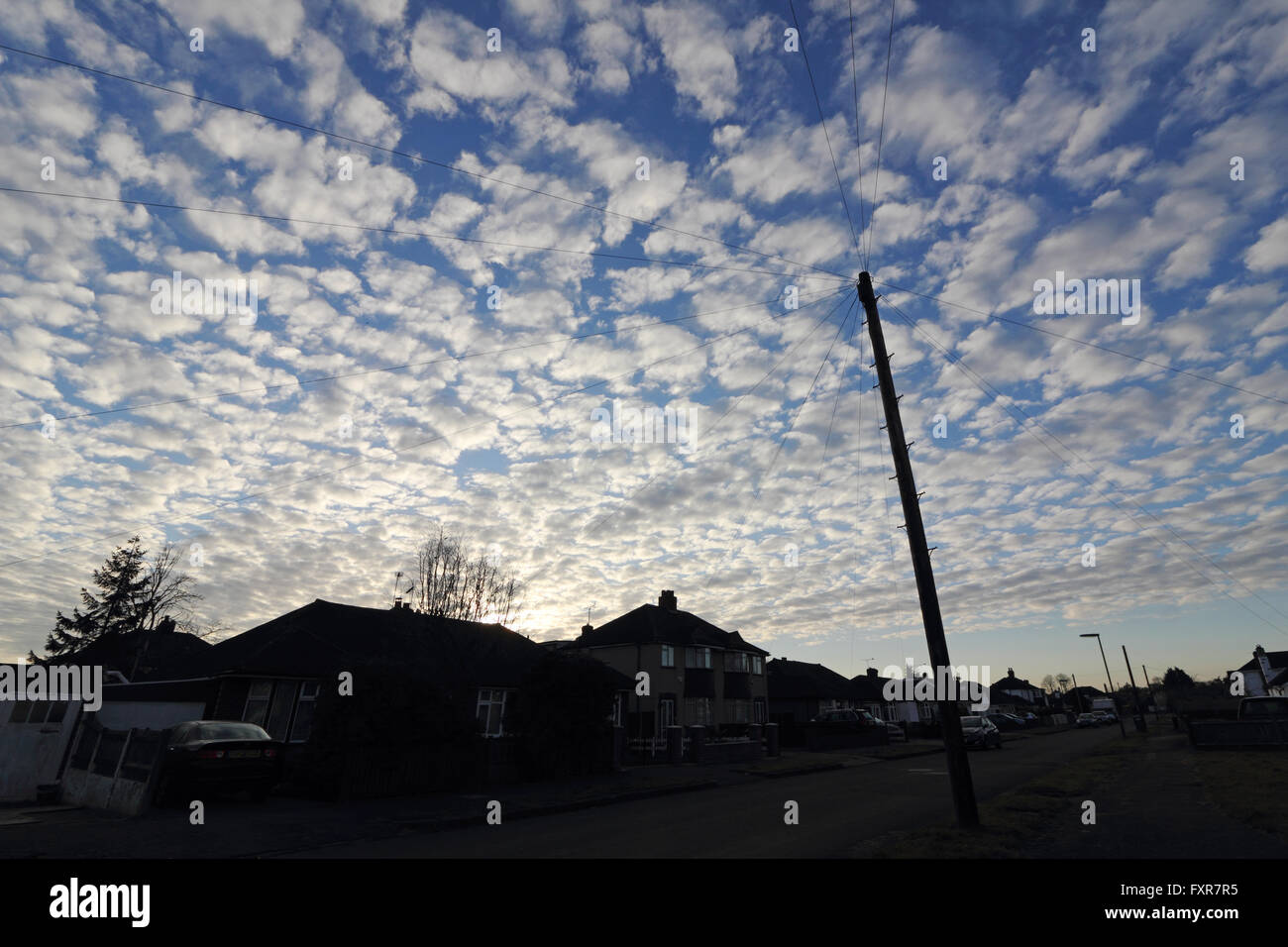 Epsom, Surrey, England, UK. 18. April 2016.  Ein schöner Morgen in Epsom Surrey mit ein spektakuläres Feuerwerk von Altocumulus-Wolken, Commomly als eine Makrele Himmel bekannt. Bildnachweis: Julia Gavin UK/Alamy Live-Nachrichten Stockfoto