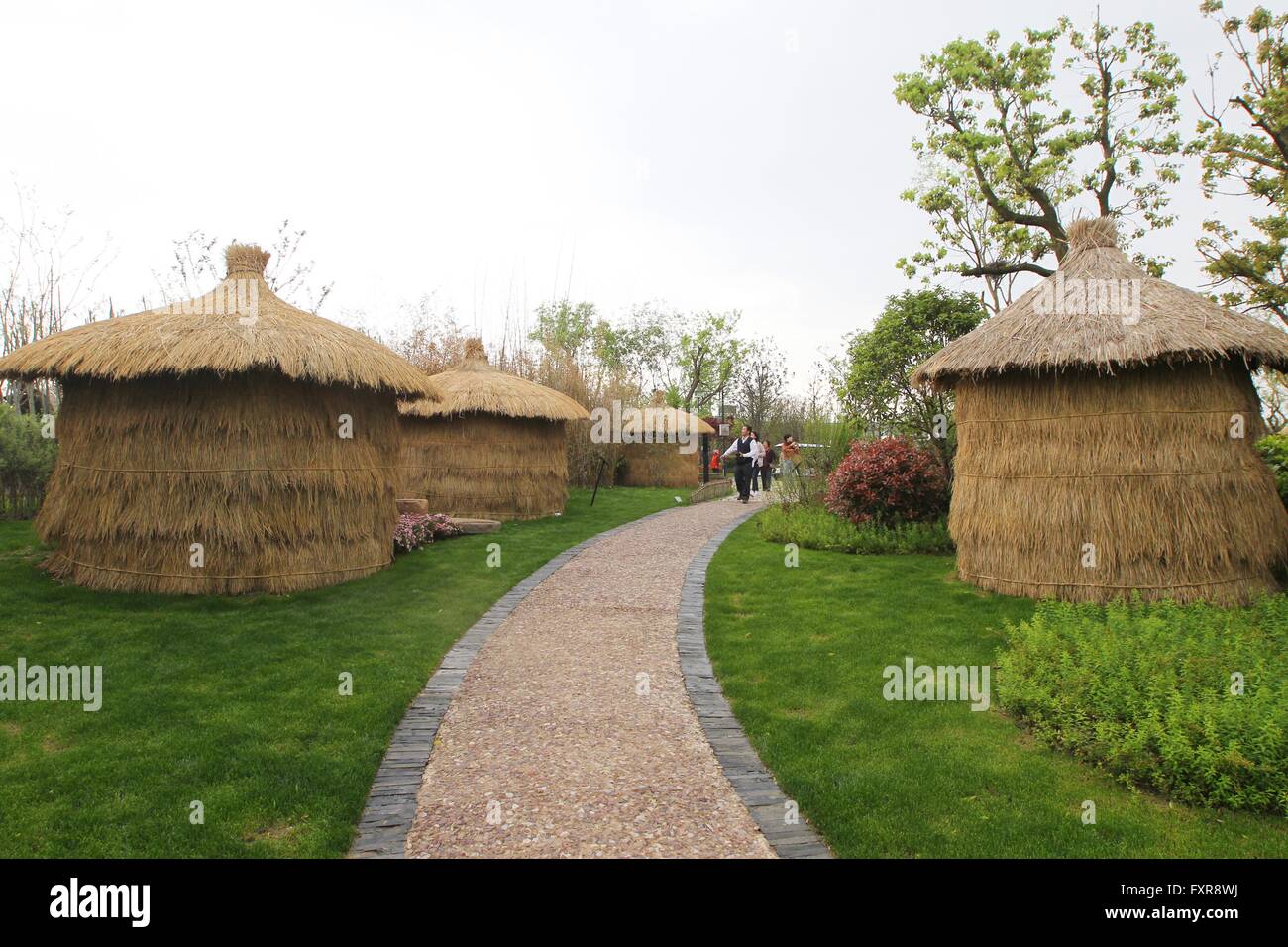 (160418)--NANTONG, 18. April 2016 (Xinhua)--Touristen besuchen den Garten Wuxi Jiangsu Horticultural Expo in Suzhou, der ostchinesischen Provinz Jiangsu, 16. April 2016. Der 9. Gartenbau Ausstellung der Provinz Jiangsu, darunter 22 Themengärten und 12 Themenpavillons, öffnet hier am Montag.  (Xinhua/Xu Congjun) (Whj) Stockfoto