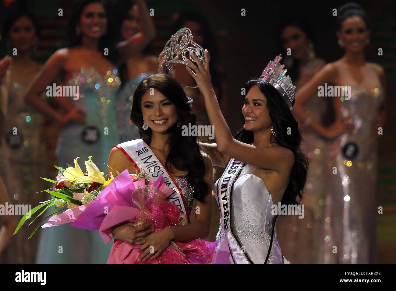 Quezon City, Philippinen. 18. April 2016. Binibining Pilipinas (Miss Philippinen) 2015 und amtierende Miss Universe 2015 Pia Alonzo Wurtzbach (R) krönt Maxine Medina als Miss Philippinen-Universum 2016 während der Krönung Nacht in Quezon City, Philippinen, 18. April 2016. Die Binibining Pilipinas Festzug gekrönt Montag früh seine neueste Schönheitsköniginnen, die das Land an internationale Schönheitswettbewerbe vertreten werden. © Rouelle Umali/Xinhua/Alamy Live-Nachrichten Stockfoto