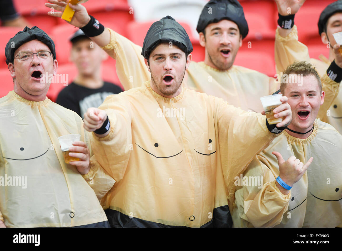 Singapur. 17. April 2016. 17. April 2016 - Rugby-Fans: HSBC Sevens World Series, Singapore Sevens Spiel Japan und Portugal im National Stadium in Singapur. © Haruhiko Otsuka/AFLO/Alamy Live-Nachrichten Stockfoto