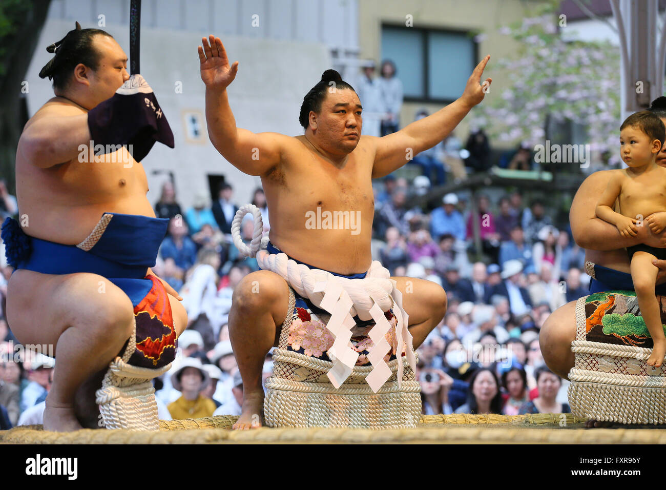 Tokyo Japan. 18. April 2016. Harumafuji, Sumo: Jährliche Sumo-Turnier, den Yasukuni-Schrein in Tokio Japan gewidmet. Bildnachweis: YUTAKA/AFLO SPORT/Alamy Live-Nachrichten Stockfoto