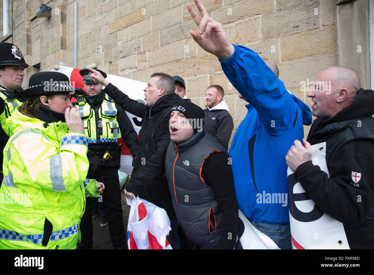 Rechter Flügel Faschisten "English Defence League" zu demonstrieren, außen Austritt "Abstimmung BEURLAUBUNG" rally von Boris Johnson MP Wahlkampf um den Euro zu verlassen, am 23. Juni statt Referendum, Newcastle-upon-Tyne, England UK Stockfoto