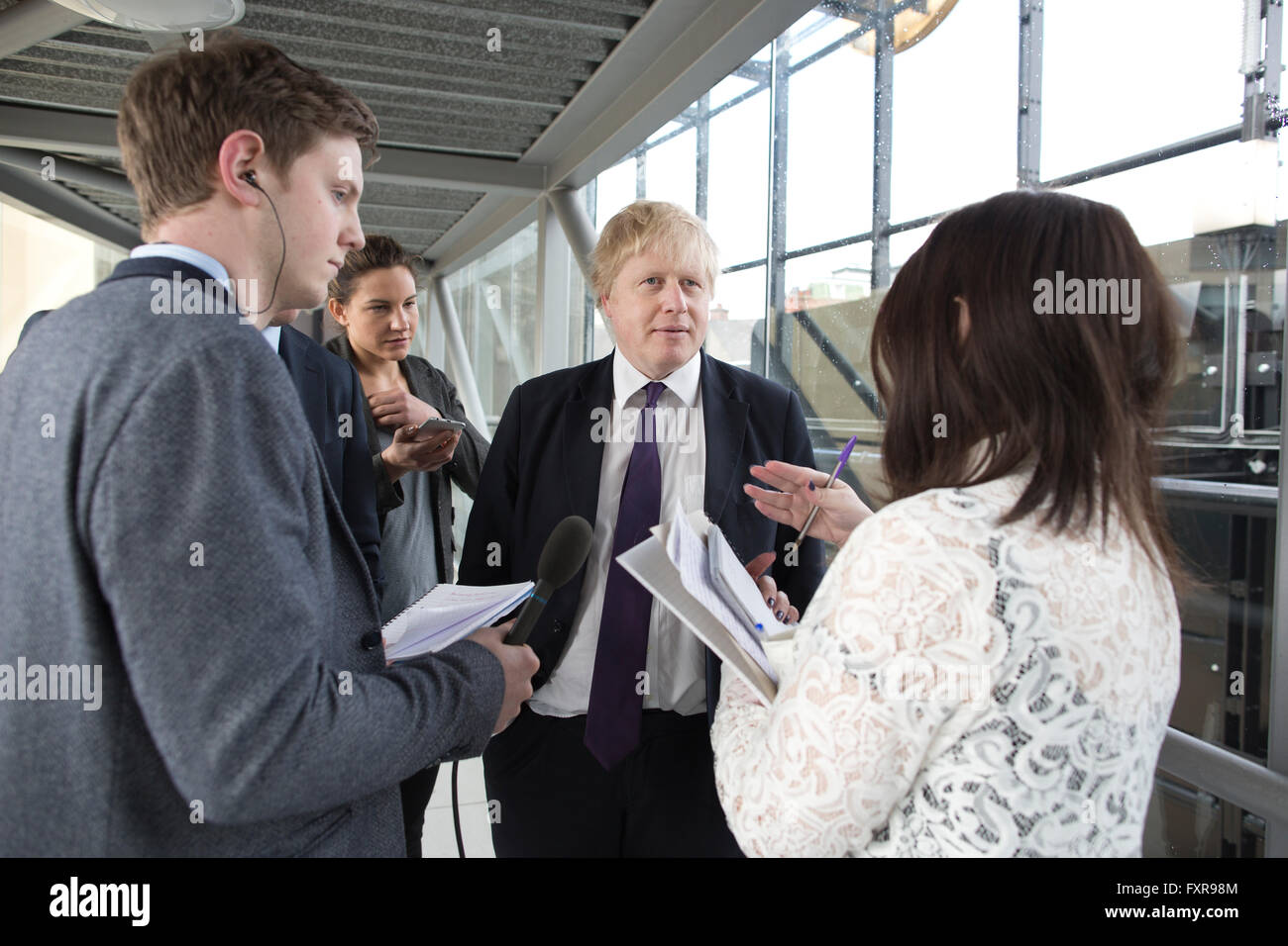 Boris Johnson hält Interviews in den Medien am Centre for Life in Newcastle. Brexit 'Abstimmung verlassen' Rallye von Boris Johnson MP Wahlkampf um den Euro zu verlassen, am 23. Juni statt Referendum, Newcastle, England UK Stockfoto