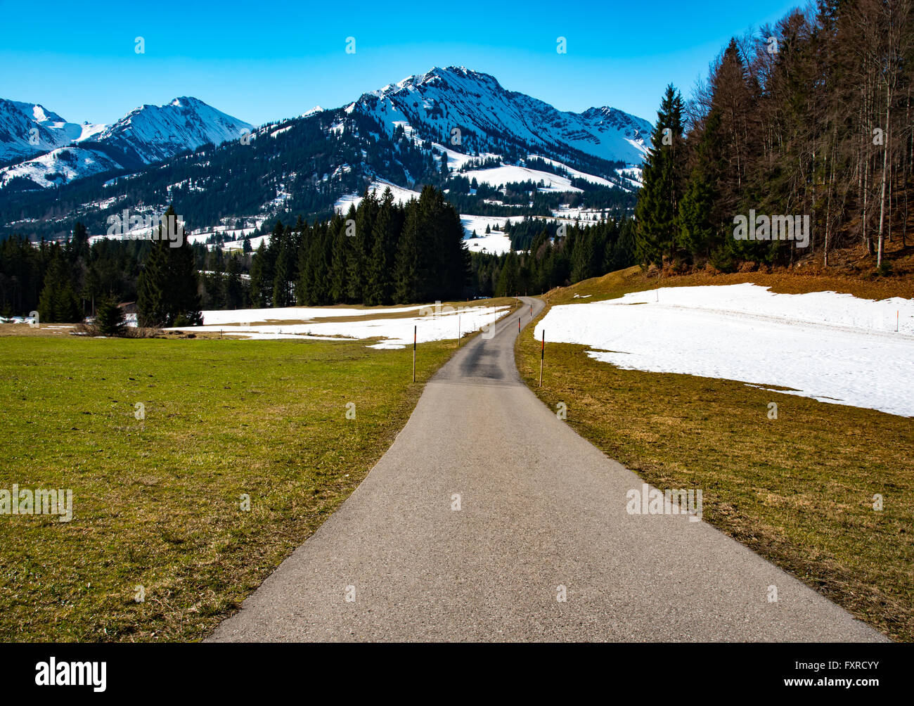 Wunderbare Bergstraße im deutschen Alpenraum Stockfoto