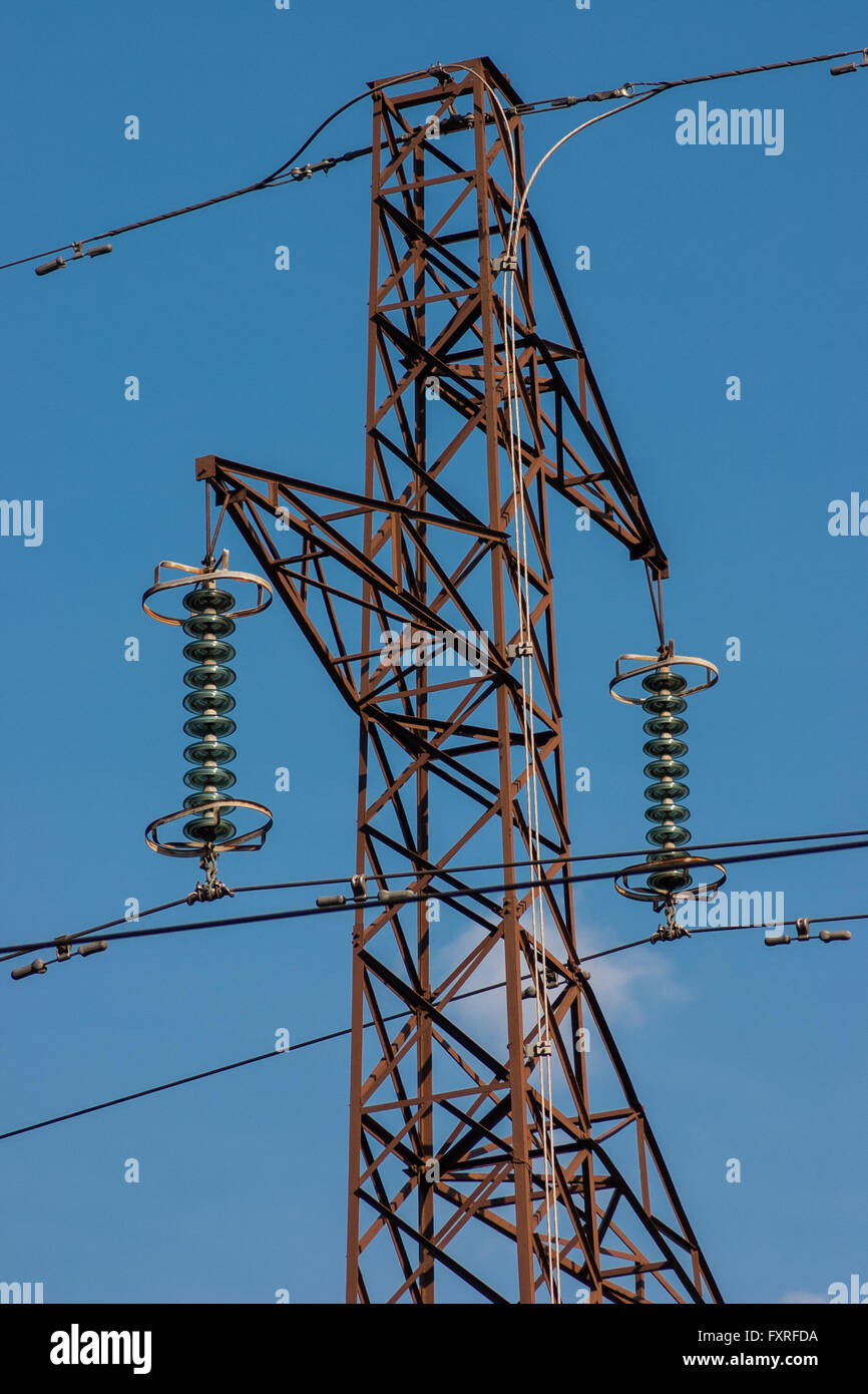 Power Tower über einen blauen Himmel. Stockfoto