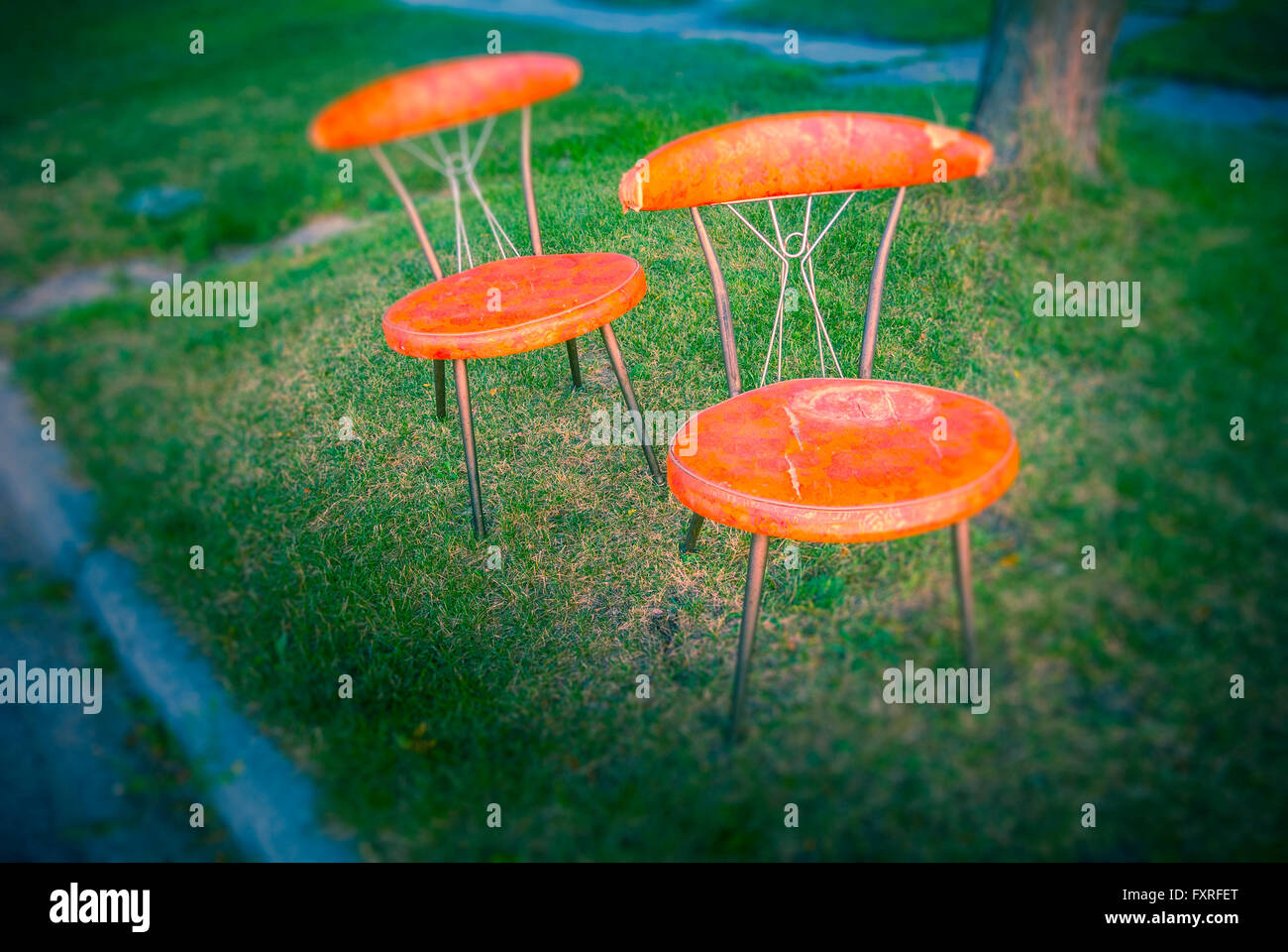 Hässliche orange Stühle Bordstein Seite für Müllabfuhr in Ludington, Michigan, USA. Stockfoto