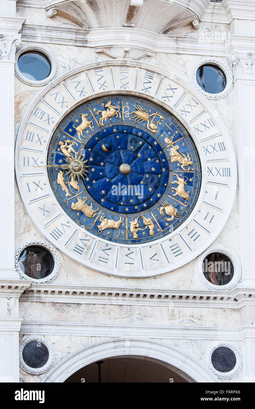 Detail des Torre dell'orologio - Astronomische Uhr und Sternzeichen auf dem  Markusplatz Venedig Stockfotografie - Alamy