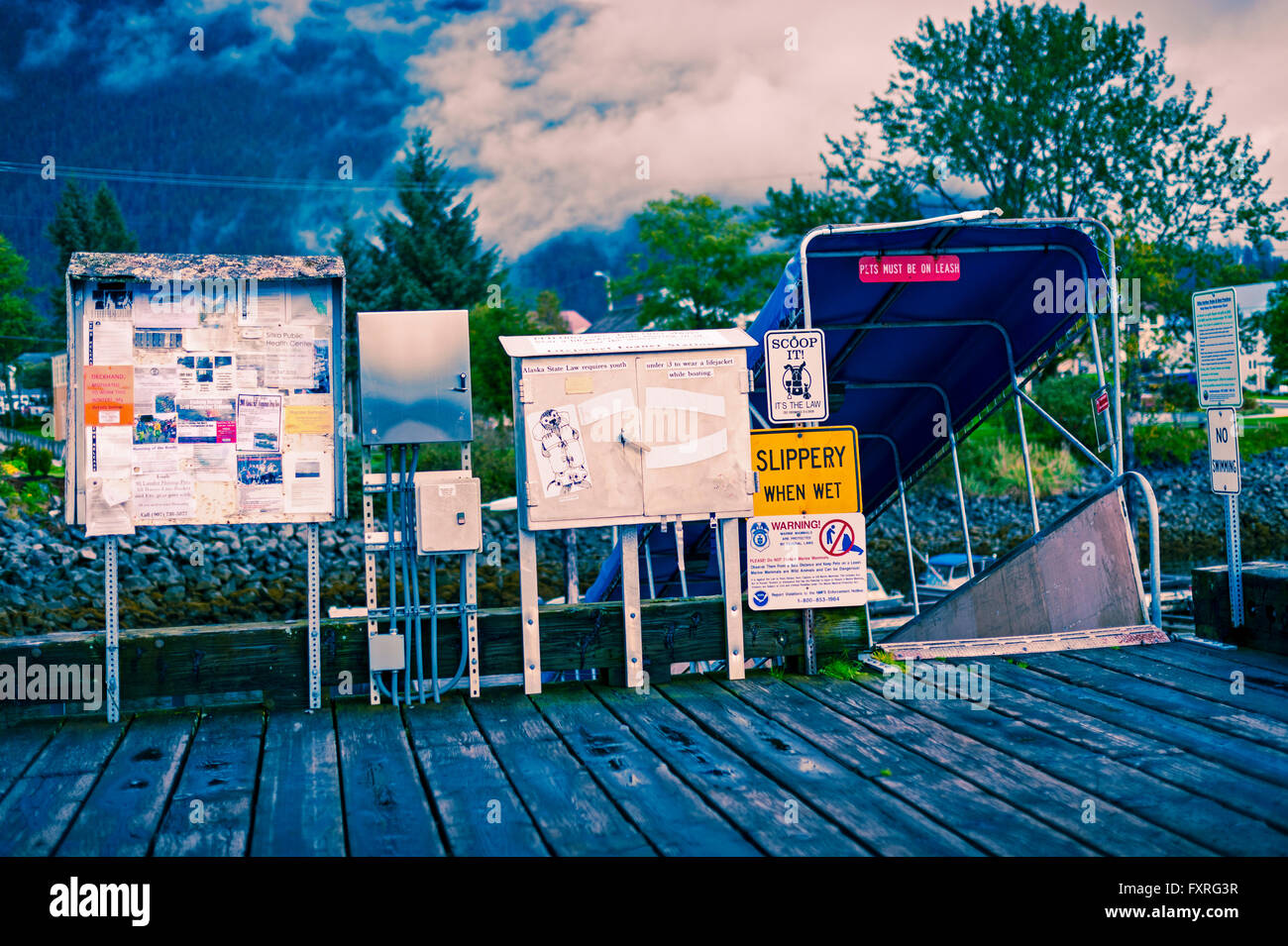 Kiosk und Bill Boards auf dem Gehweg bis Crescent Hafen in Sitka, Alaska, USA. Stockfoto