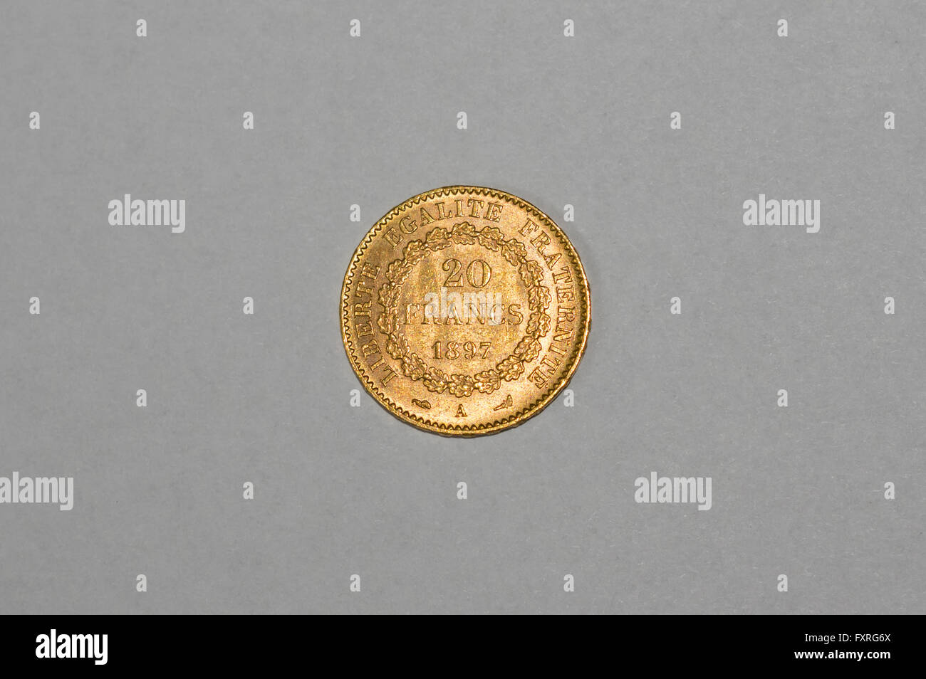 19. Jahrhundert Französisch 20 Franken gold Münze, im Jahre 1897 geprägt. Auf der Rückseite mit Motto "Liberté Fraternité Egalité". Stockfoto