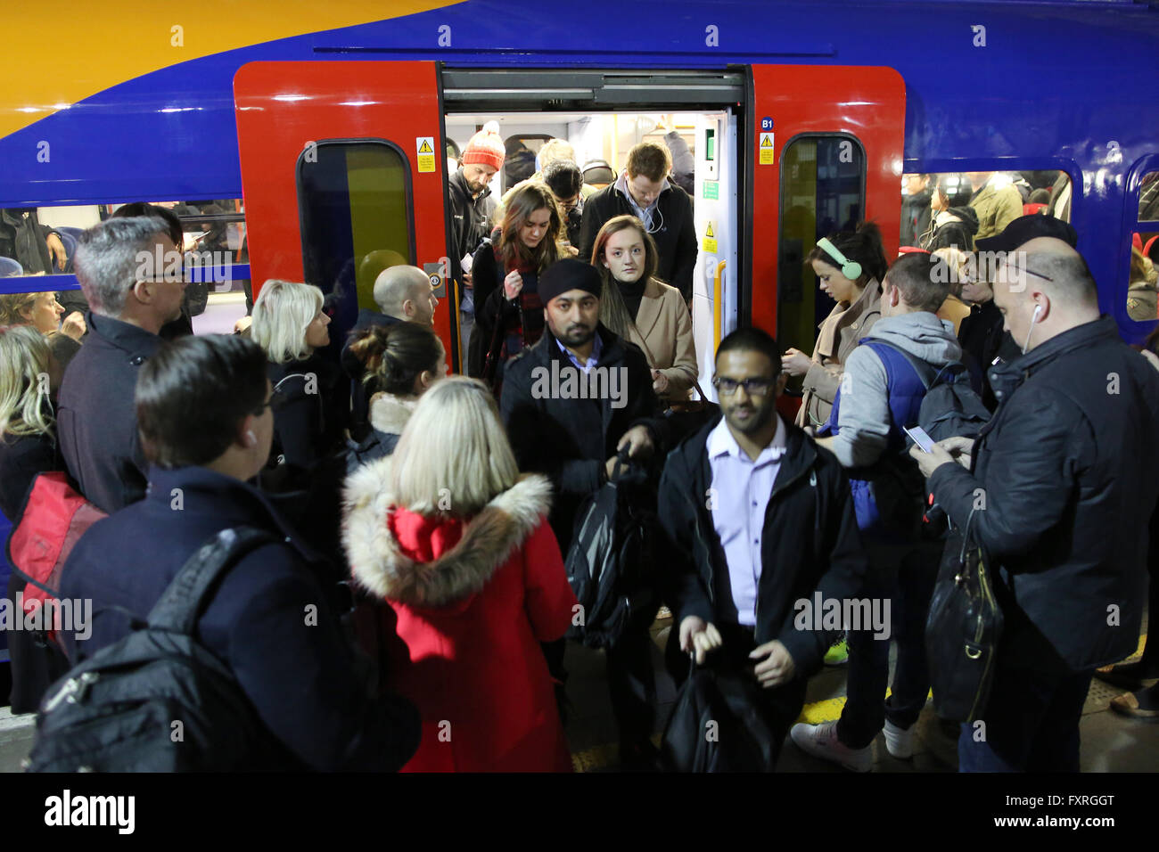 Pendler auf dem Bahnsteig, Waterloo Station, London, UK Stockfoto