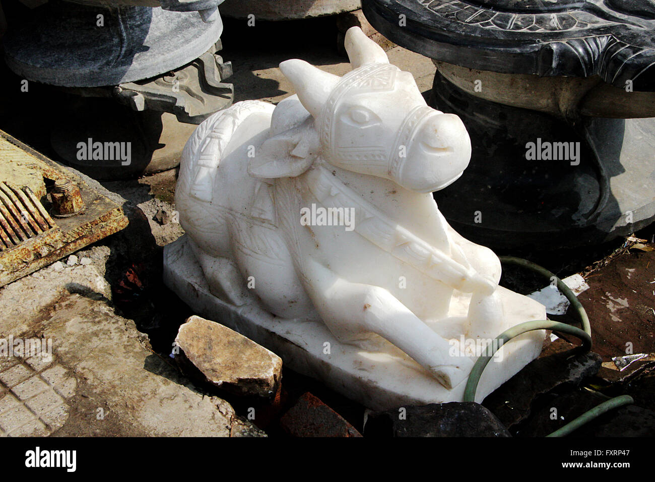 Anzeige der Marmorstatue von Nandi bei Bedaghat in der Nähe von Jabalpur, Madhya Pradesh, Indien, Asien Stockfoto