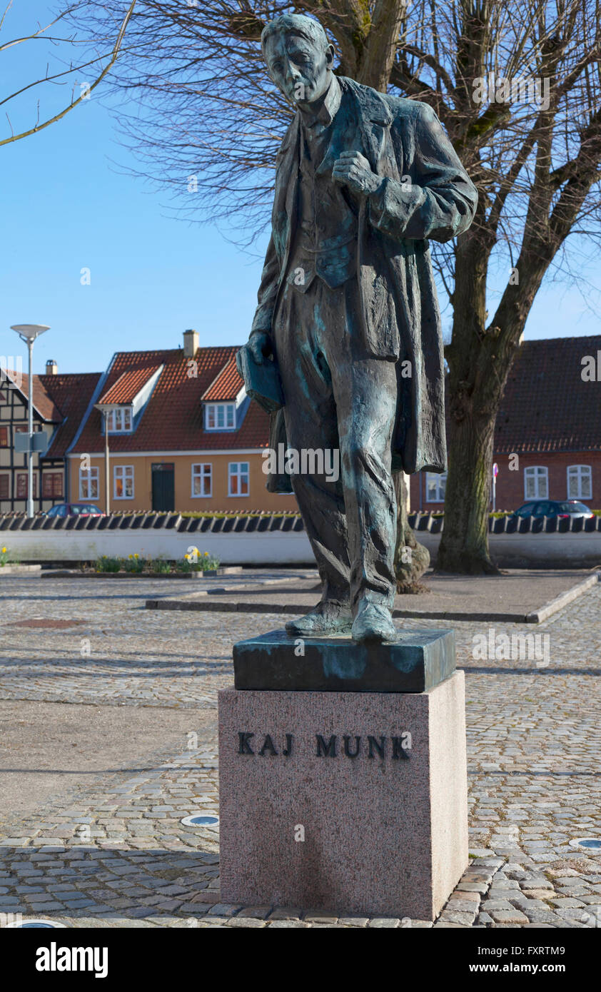 Statue von Kaj Munk, der dänische Dichter - Pastor und Autor für sein kulturelles Engagement und Martyrium während des Zweiten Weltkrieges bekannt Der Stadtplatz. Stockfoto