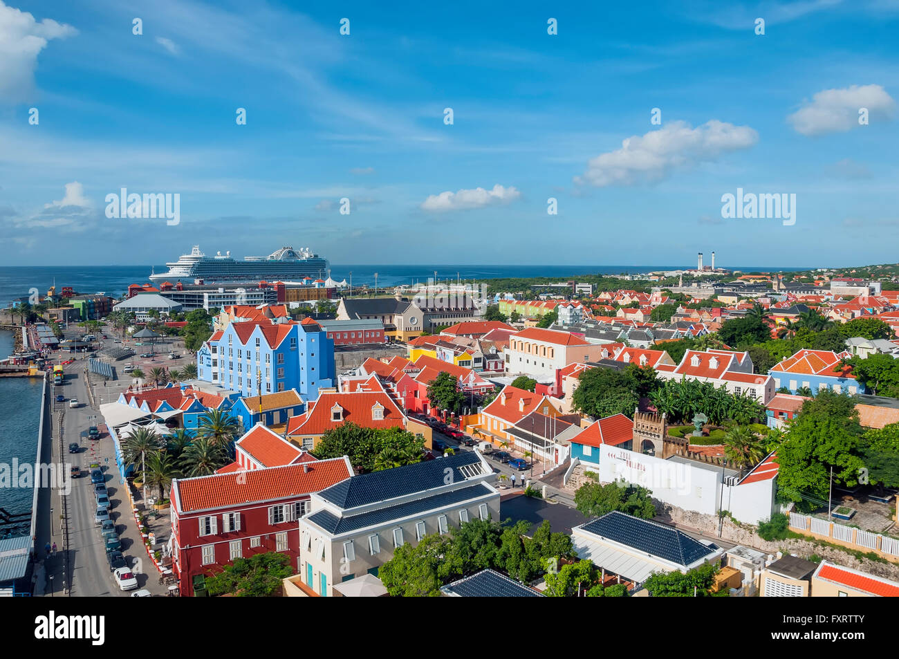 Blick hinunter auf historische niederländische Gebäude Otrobanda Willemstad Curacao Stockfoto