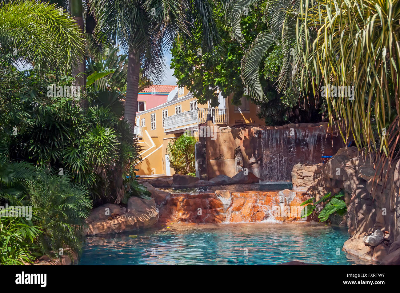 Kura Hulanda Dorf mit Wasserfall, kleiner Pool und dichtes Laub, Otrobanda Willemstad Curacao Stockfoto