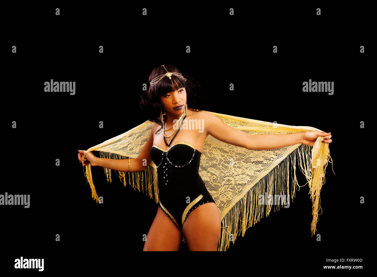 Attraktive schwarze Frau im Trikot mit Schal Stockfoto