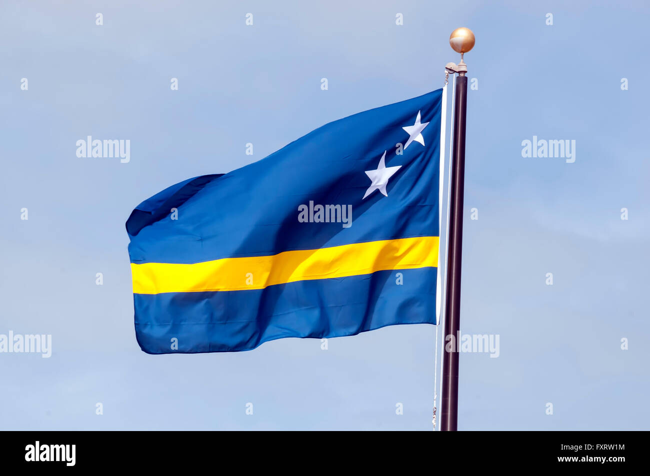Curacao Nationalflagge symbolisiert das Karibische Meer und 2 Sterne für Curacao und Klein Curacao blau Stockfoto