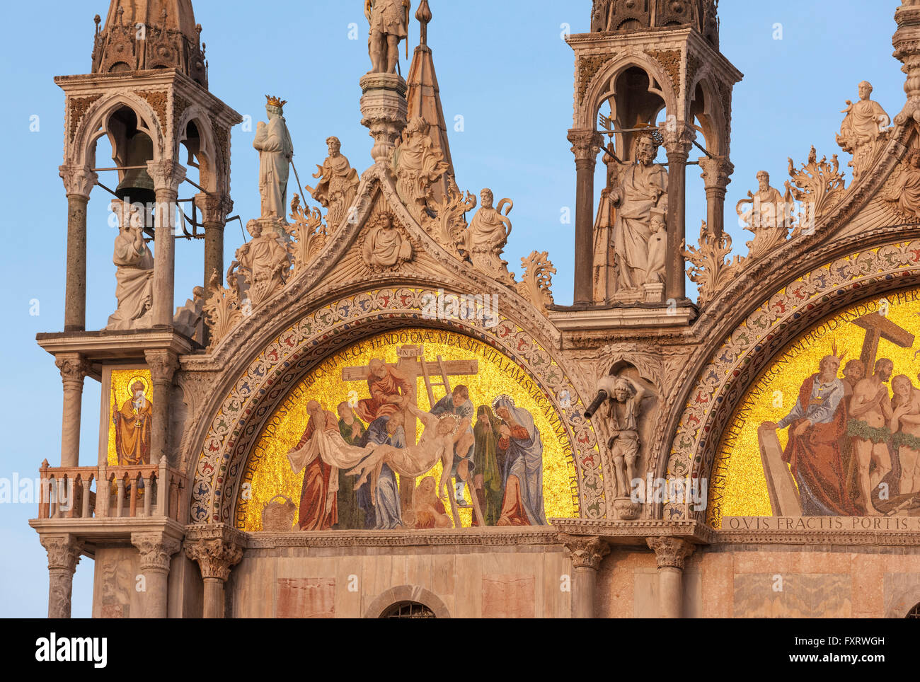 San Marco Basilika Kathedrale, Venedig, Detail der Fassade mit Blick auf Piazza San Marco. Mosaik der Kreuzabnahme. Stockfoto