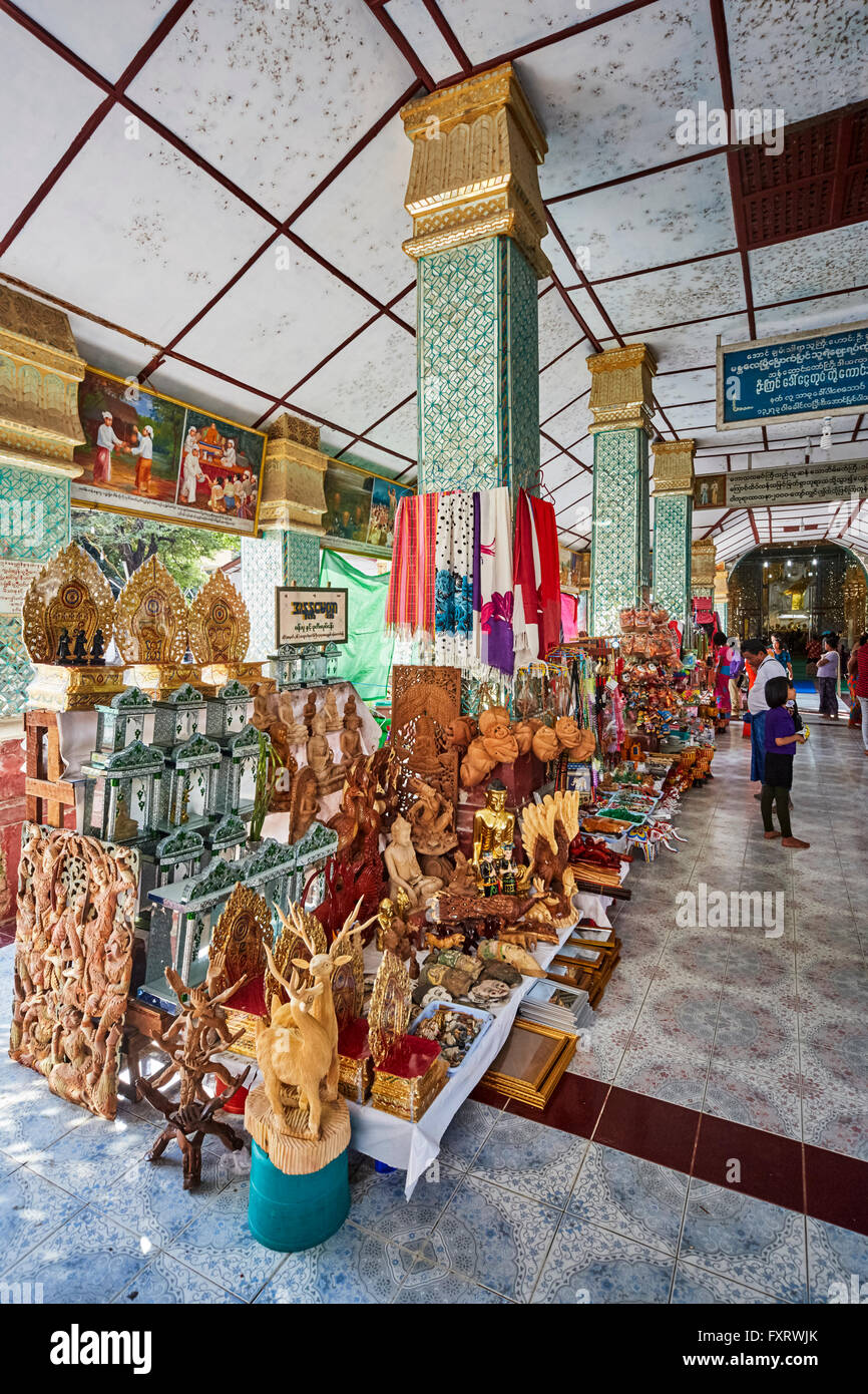 Stall mit Souvenirs die Kyauk Taw Gyi Pagode am Fuße des Mandalay Hill, Mandalay, Myanmar (Burma) Stockfoto