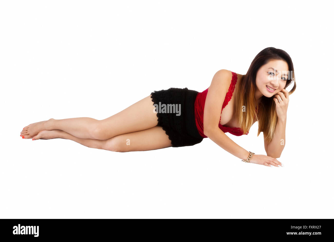 Asiatisch-amerikanische Frau rot Top Dekolleté lächelnd Stockfoto