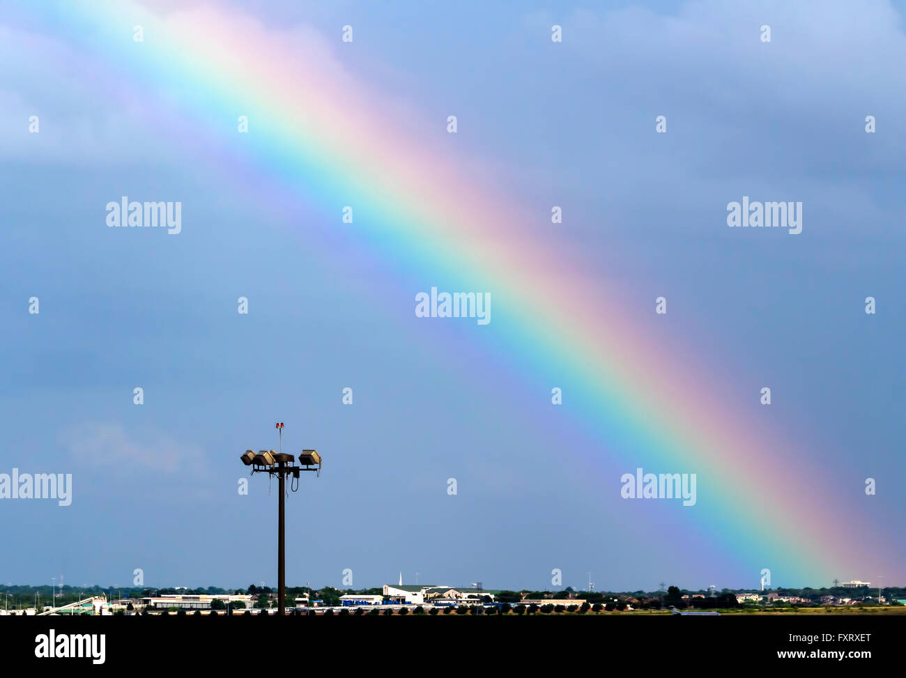 Regenbogen im grauen bewölktem Himmel Dallas Texas Flughafen Stockfoto