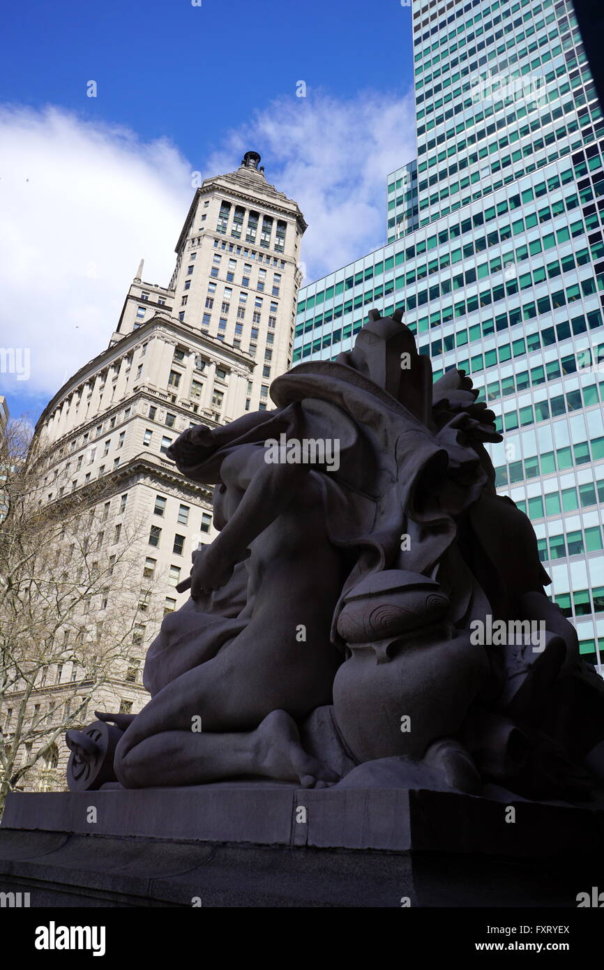 Ein Blick auf die Wolkenkratzer von New York City die Skulpturen am nationalen Museum der indianischen, New York City, NY, USA Stockfoto