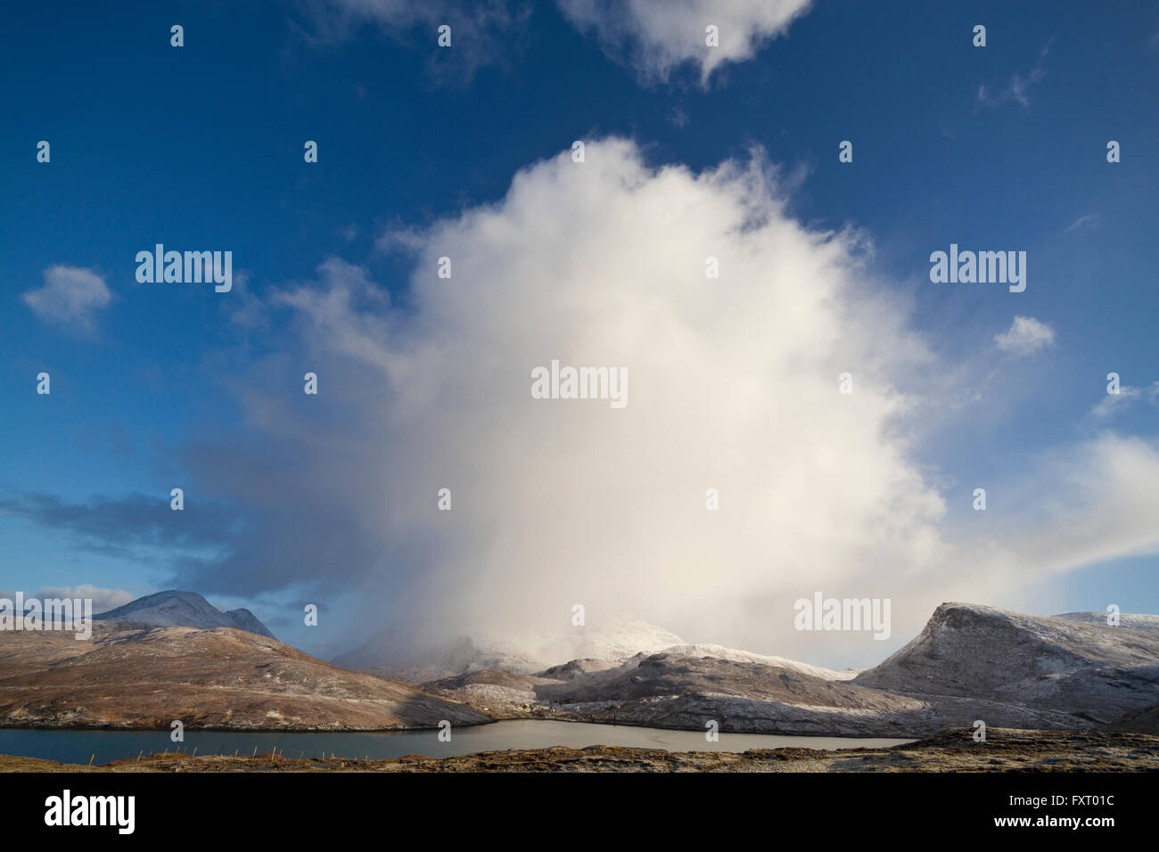 Schneedusche über Harris Berge Stockfoto