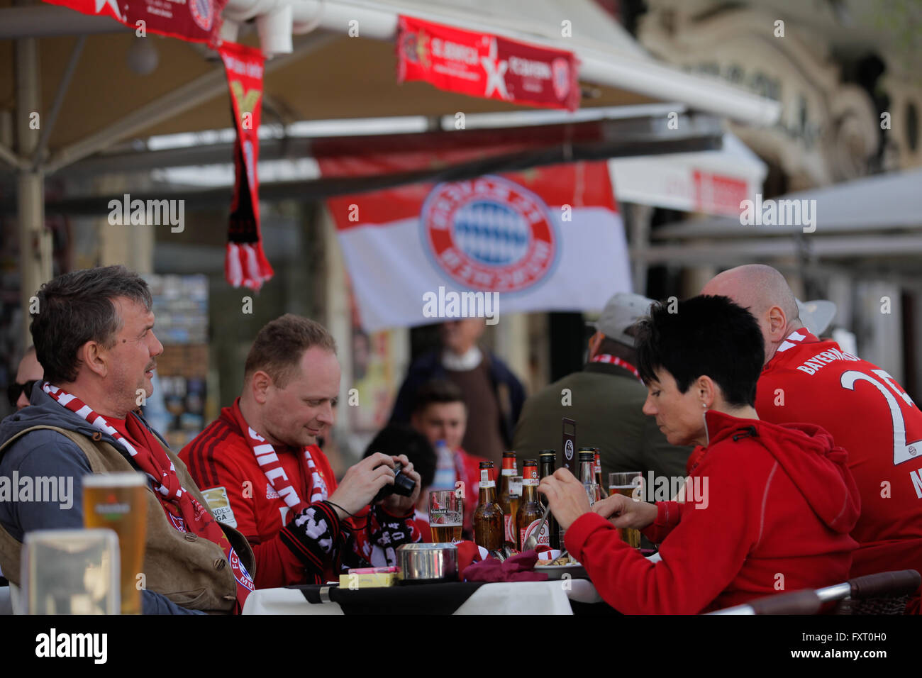 FC Bayern München Fans haben Mittagessen auf einer Terrasse des Zentrum von Lissabon. Stockfoto