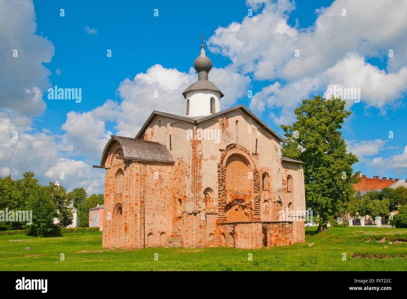 Kirche von St. Paraskevi Freitag in Weliki Nowgorod. 1207 erbaut wurde. Es ist eine der ältesten Kirchen in Russland. Stockfoto
