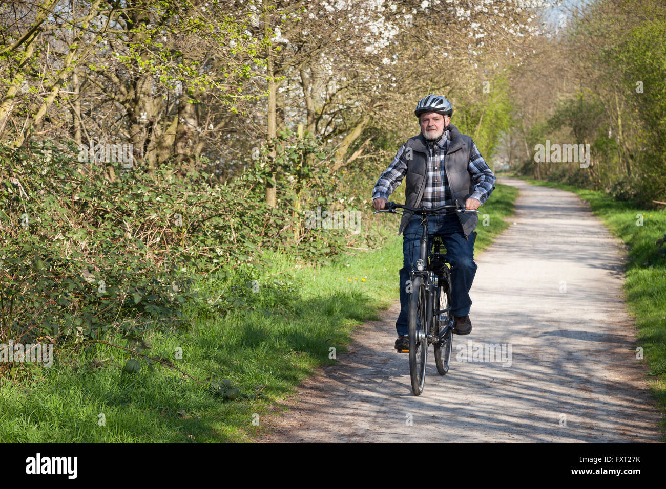 Senior mit Fahrradhelm Reiten ein Motorrad, North Rhine-Westphalia, Deutschland Stockfoto