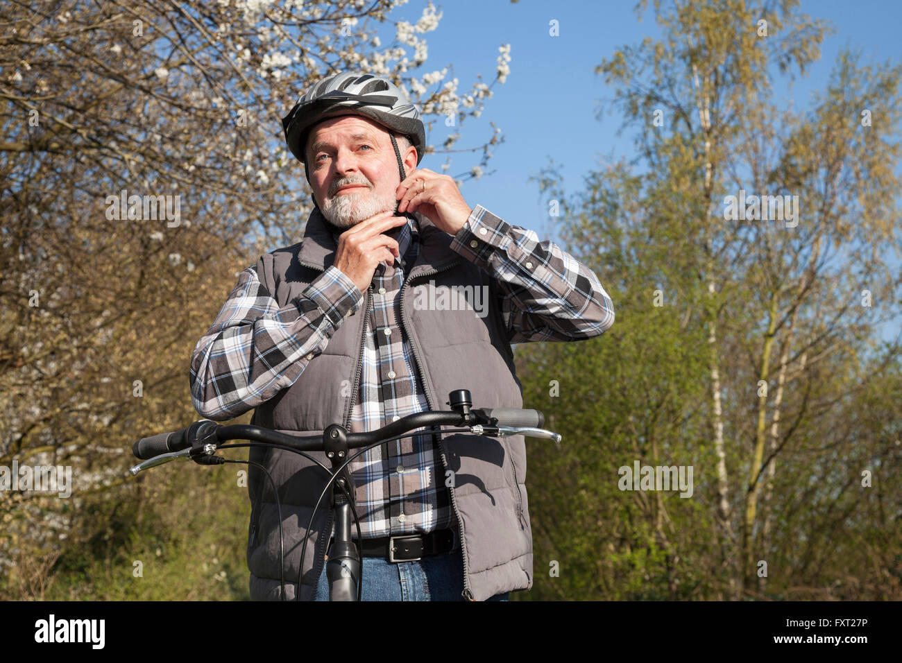 Senior, auf dem Fahrrad Helm, North Rhine-Westphalia, Deutschland Stockfoto