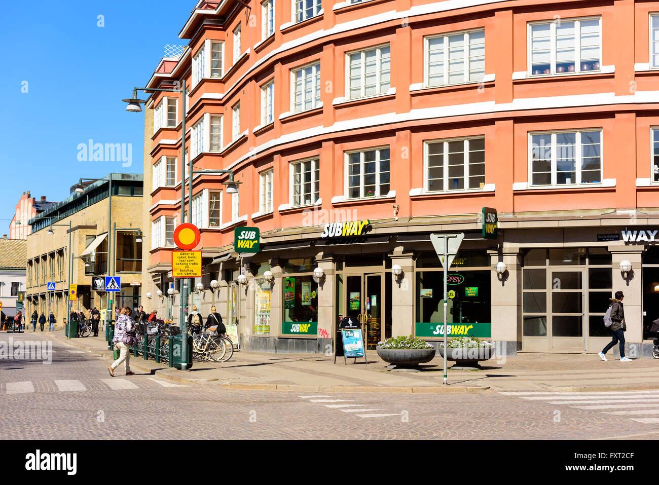 Lund, Schweden - 11 April 2016: Der Alltag in der Stadt. Hier eine Straße Ecke, in der Nähe der U-Bahn hat ein Geschäft oder lokal. Menschen gehen durch Stockfoto