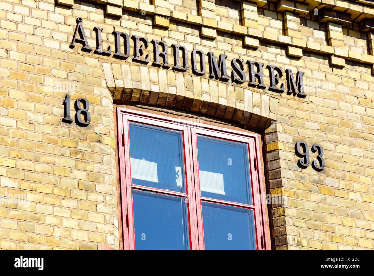 Lund, Schweden - 11. April 2016: Das alte Schild über einem Fenster eines Gebäudes aus dem Jahr 1893 sagt Altersheim in schwedischer Sprache. Stockfoto