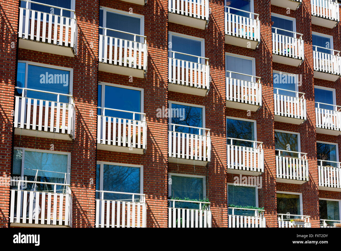 Lund, Schweden - 11. April 2016: Weißen Balkonen auf einem roten Backsteingebäude in der Stadt. Stockfoto