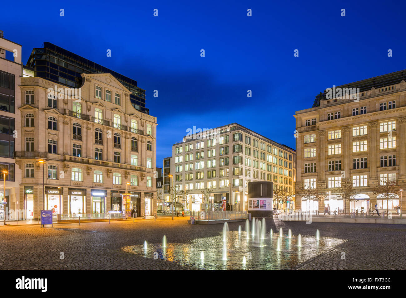 Büro- und Geschäftsgebäude in der Abenddämmerung, Rathenauplatz, Innenstadt, Frankfurt, Hessen, Deutschland Stockfoto