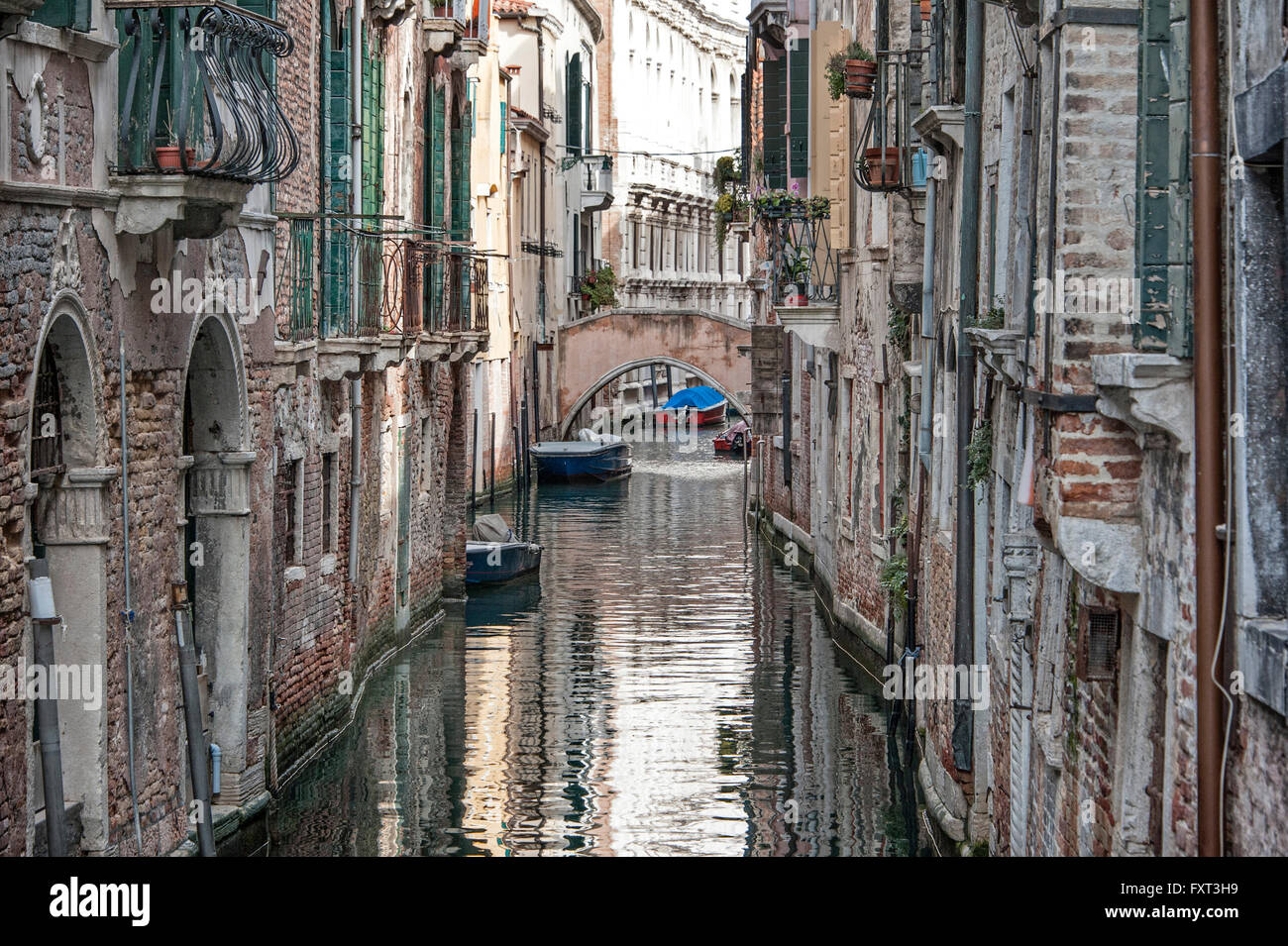 Kanal mit Booten im Stadtteil San Polo, Venedig, Veneto, Italien Stockfoto