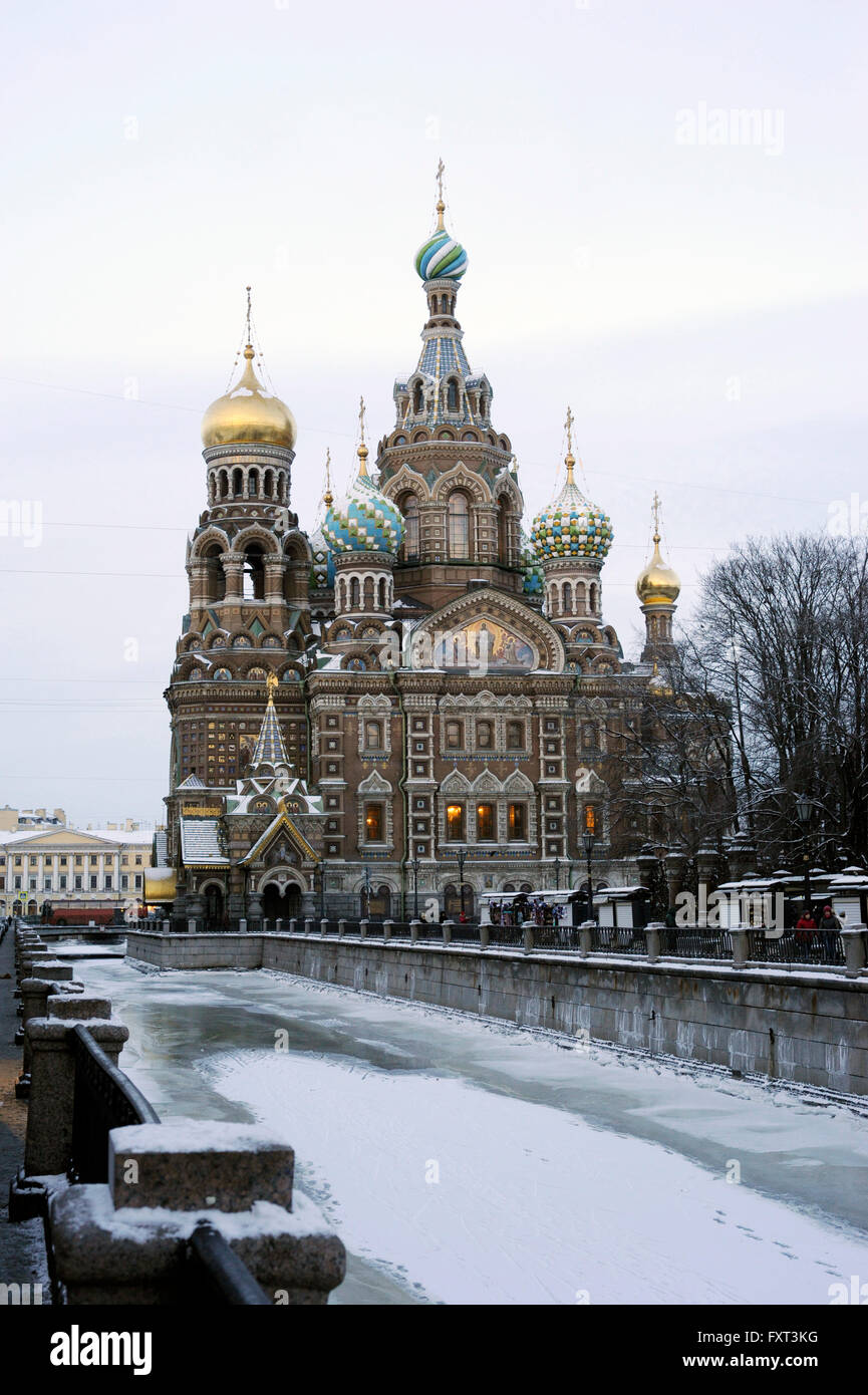 Russland. Sankt Petersburg. Winter. Landschaft. Gefrorenen Kanal mit der Kirche des Retters auf Blut, Stil romantischen Nationalismus. Architekt, Alfred Alexandrovich Parland (1842-1919). Stockfoto