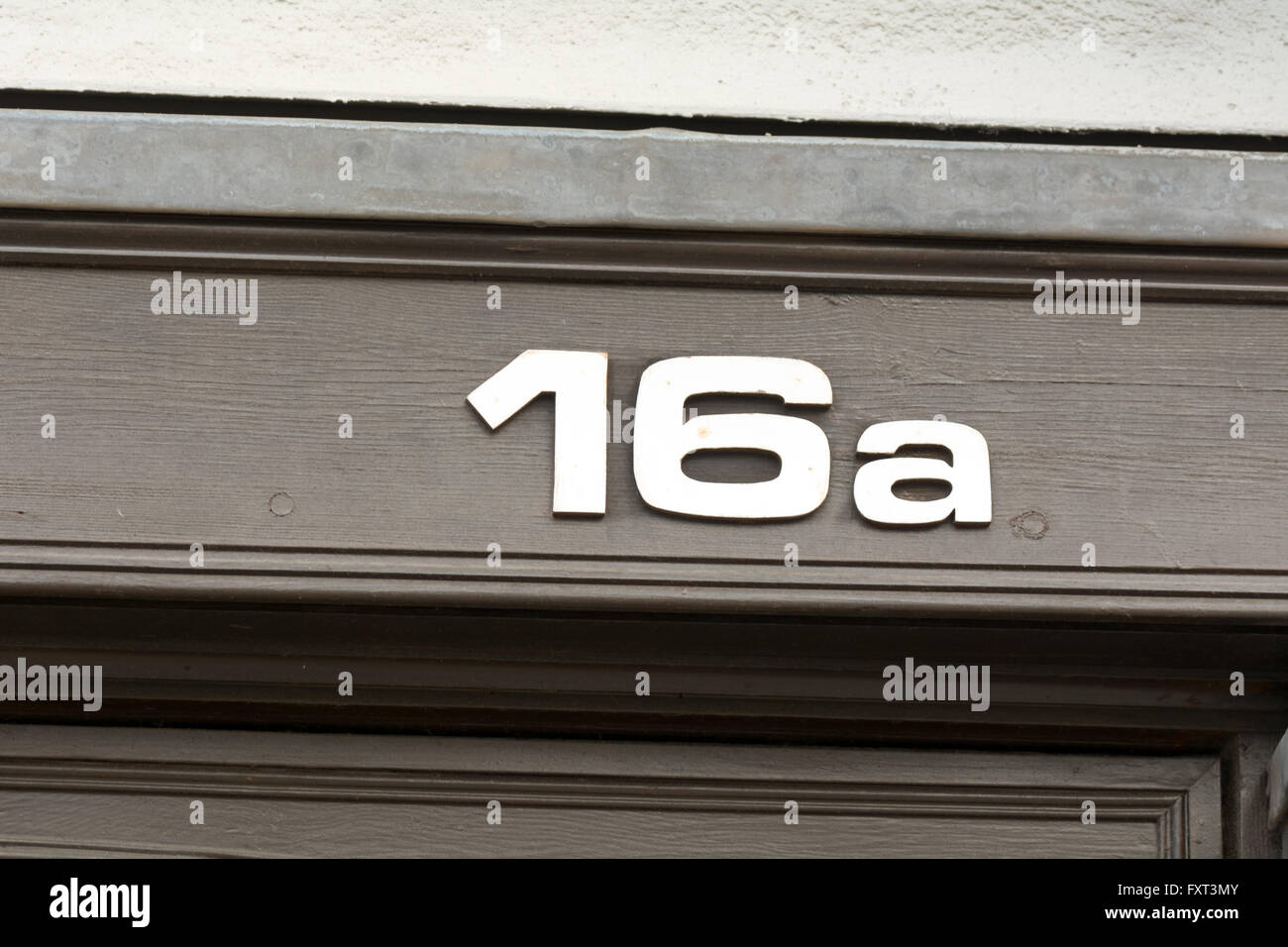 Haus Nummer 16A Schild über der Tür Stockfoto