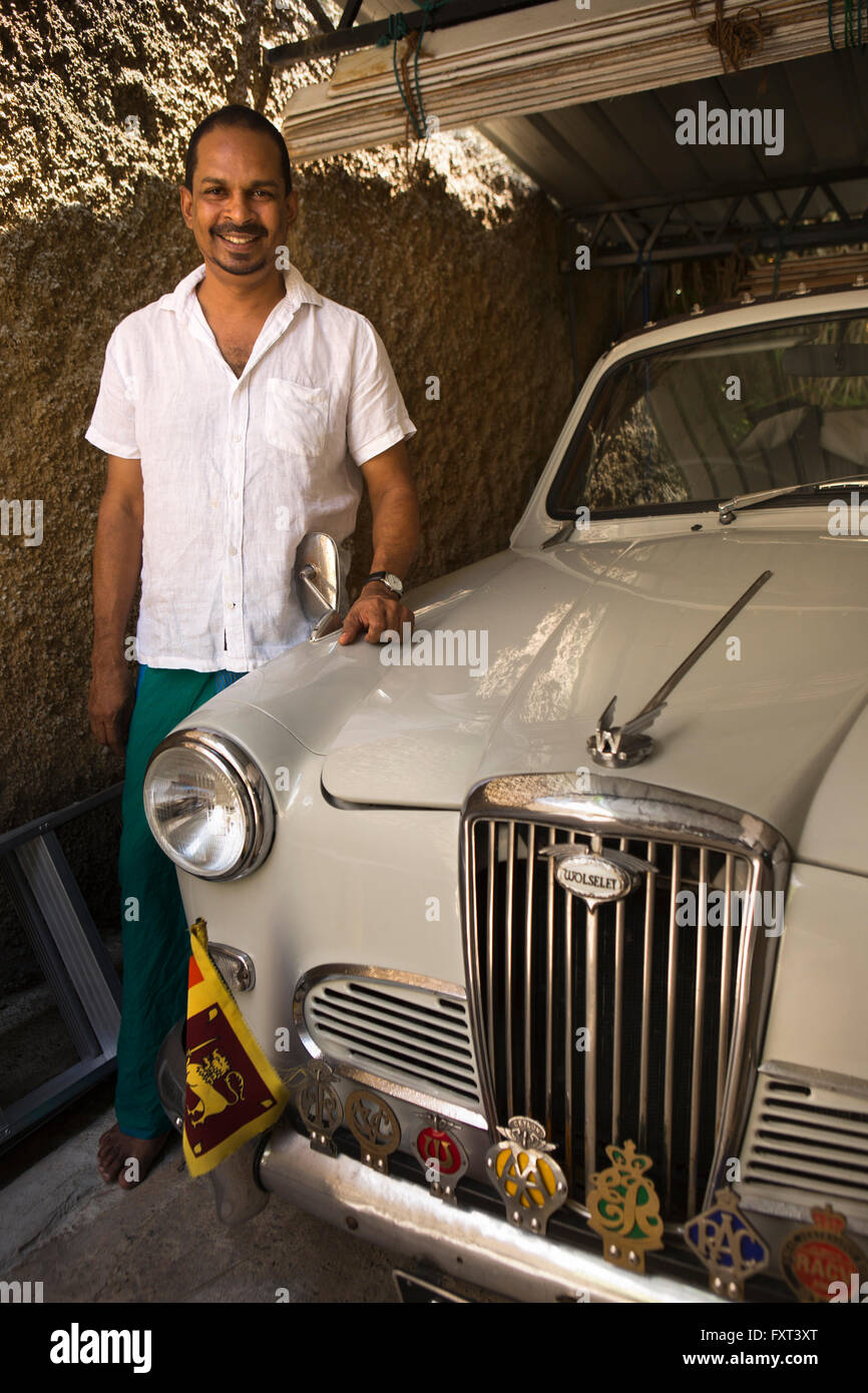 Sri Lanka Unawatuna, Peelagoda, Ridee Villa Eigentümer mit klassischen 1950er Jahre Wolseley Auto Stockfoto