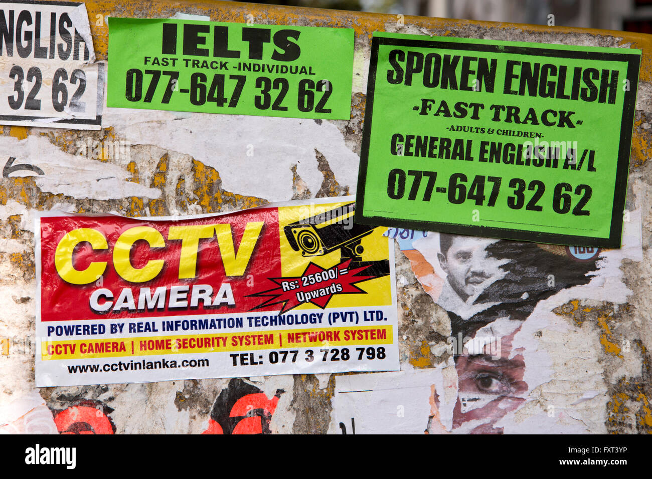 Sri Lanka, Kandy, englischsprachige Werbung Plakate Flyposted Wandmontage shop Stockfoto