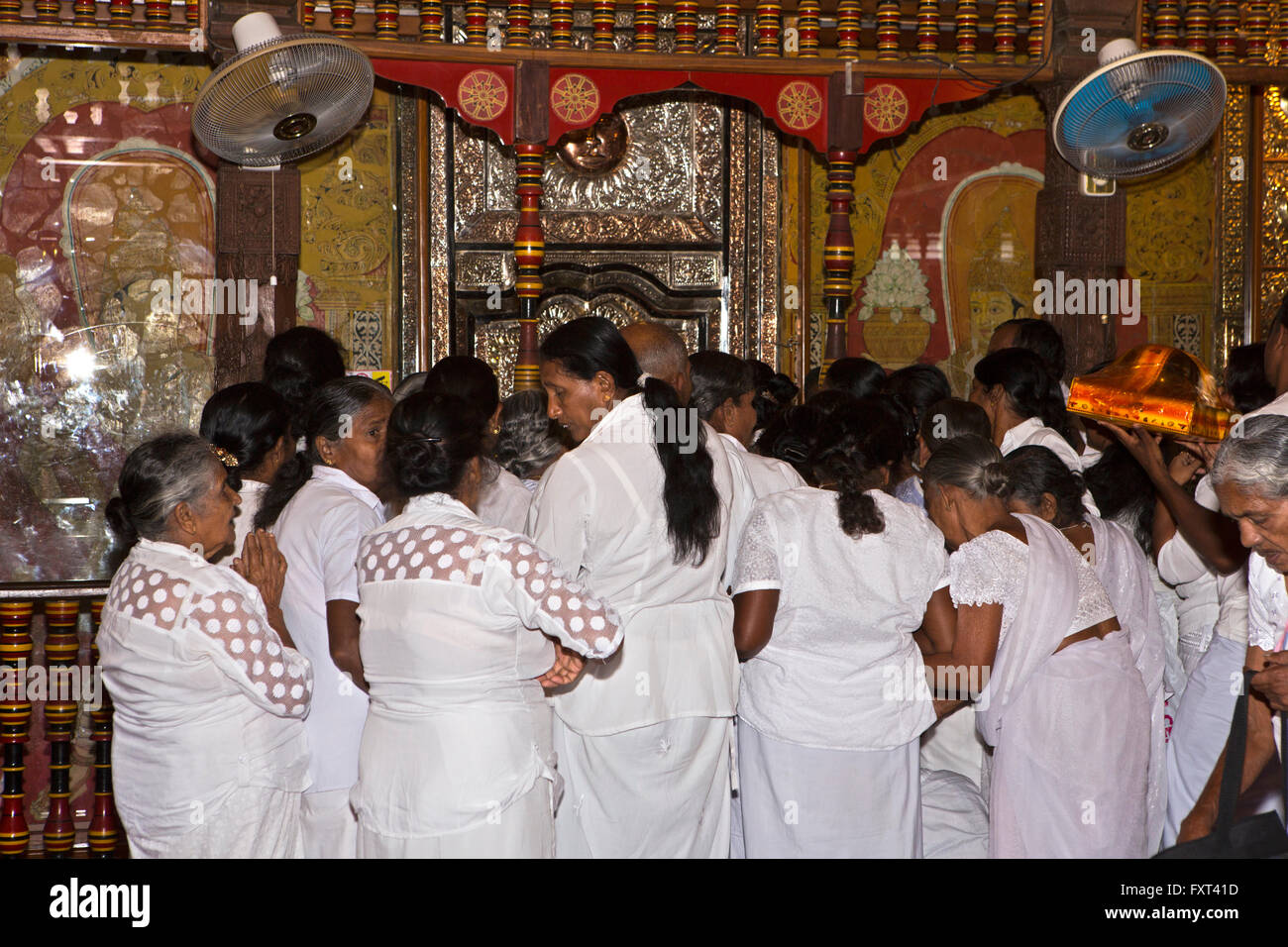 Sri Lanka, Kandy, Tempel des Zahns, Puja, Anhänger warten auf Reliquie Kammer Türöffnung Stockfoto