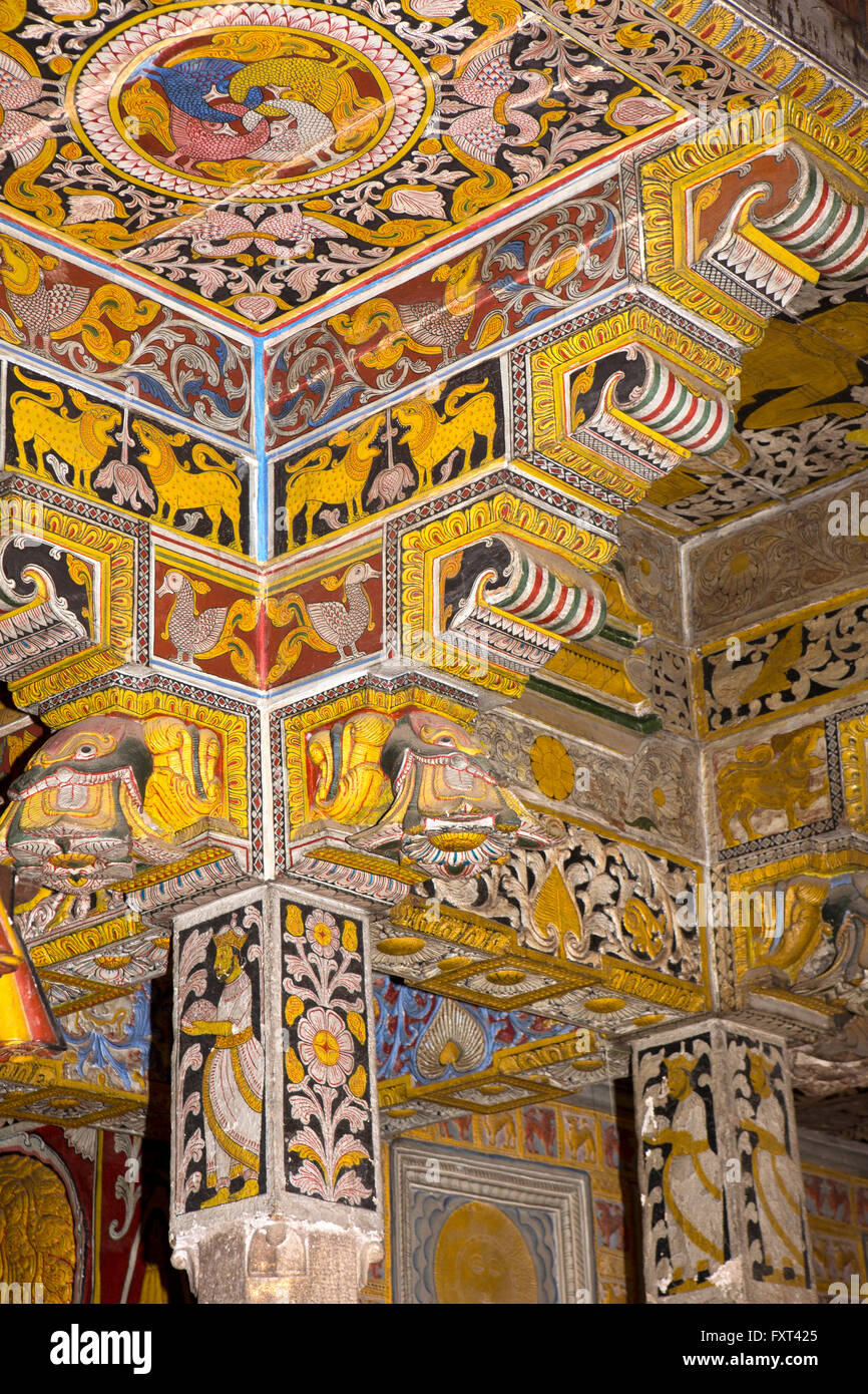 Kandy, Sri Lanka, Tempel des Zahns, Reliquie Kammer, malte dekorativ Holzstruktur Stockfoto
