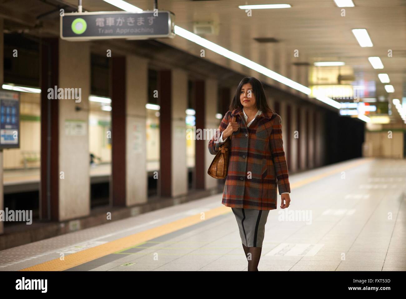 Reife Frau am u-Bahnhof City, Tokyo, Japan Stockfoto