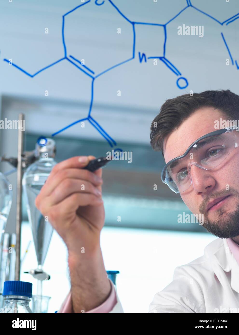 Männliche Wissenschaftler zur Veranschaulichung Antibiotika chemische Formel in pharmazeutischen Forschungslabor Stockfoto